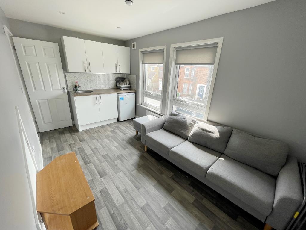 Lot: 133 - FOUR WELL-PRESENTED LETTING UNITS WITH POTENTIAL FOR A FIFTH UNIT - Living room/kitchen